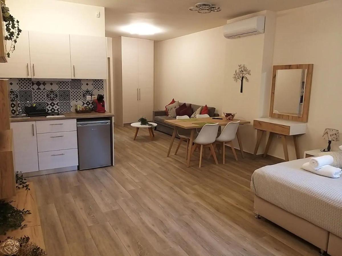 Deluxe Studio